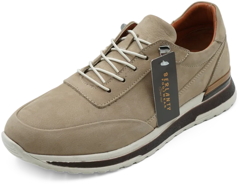 Stüdyo çekimi — bej nubuk sneaker