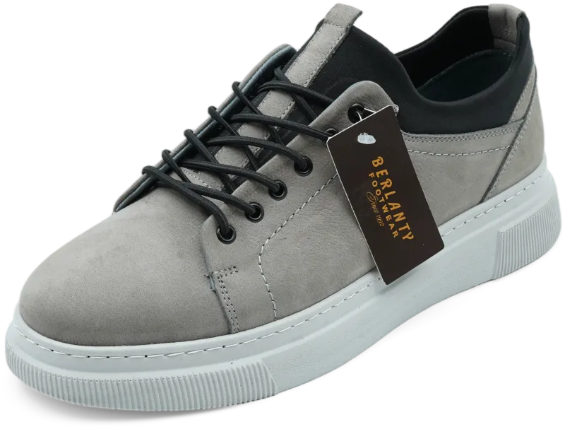 Stüdyo çekimi — gri süet sneaker, beyaz taban