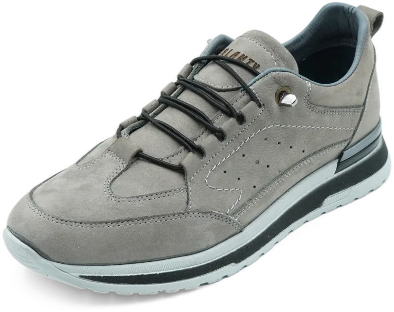 Stüdyo çekimi — gri delikli nubuk sneaker